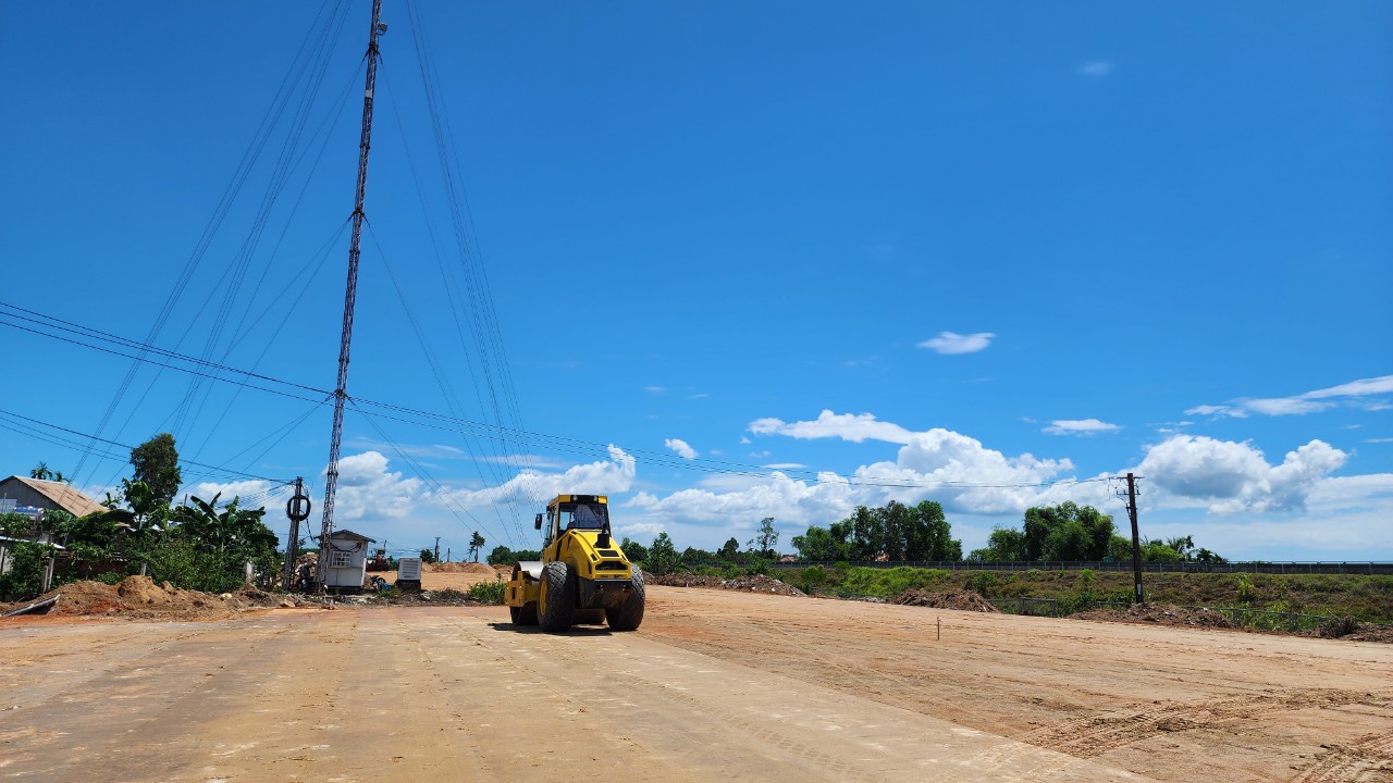 Quảng Ngãi khẩn trương di dời hạ tầng kỹ thuật, giải quyết rốt ráo mặt bằng cao tốc- Ảnh 2.