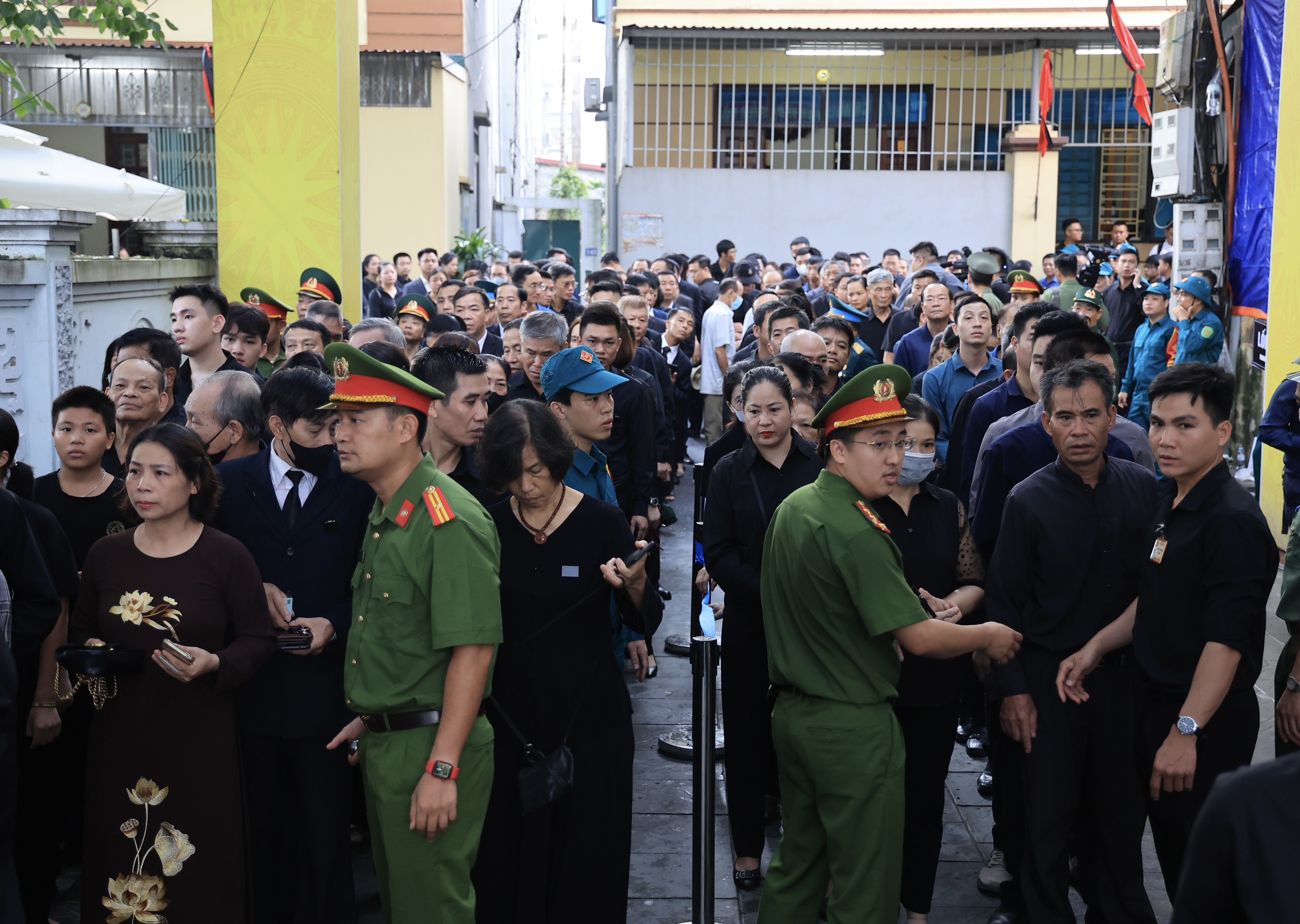 Người dân xếp hàng quét mã QR vào viếng Tổng Bí thư Nguyễn Phú Trọng- Ảnh 8.