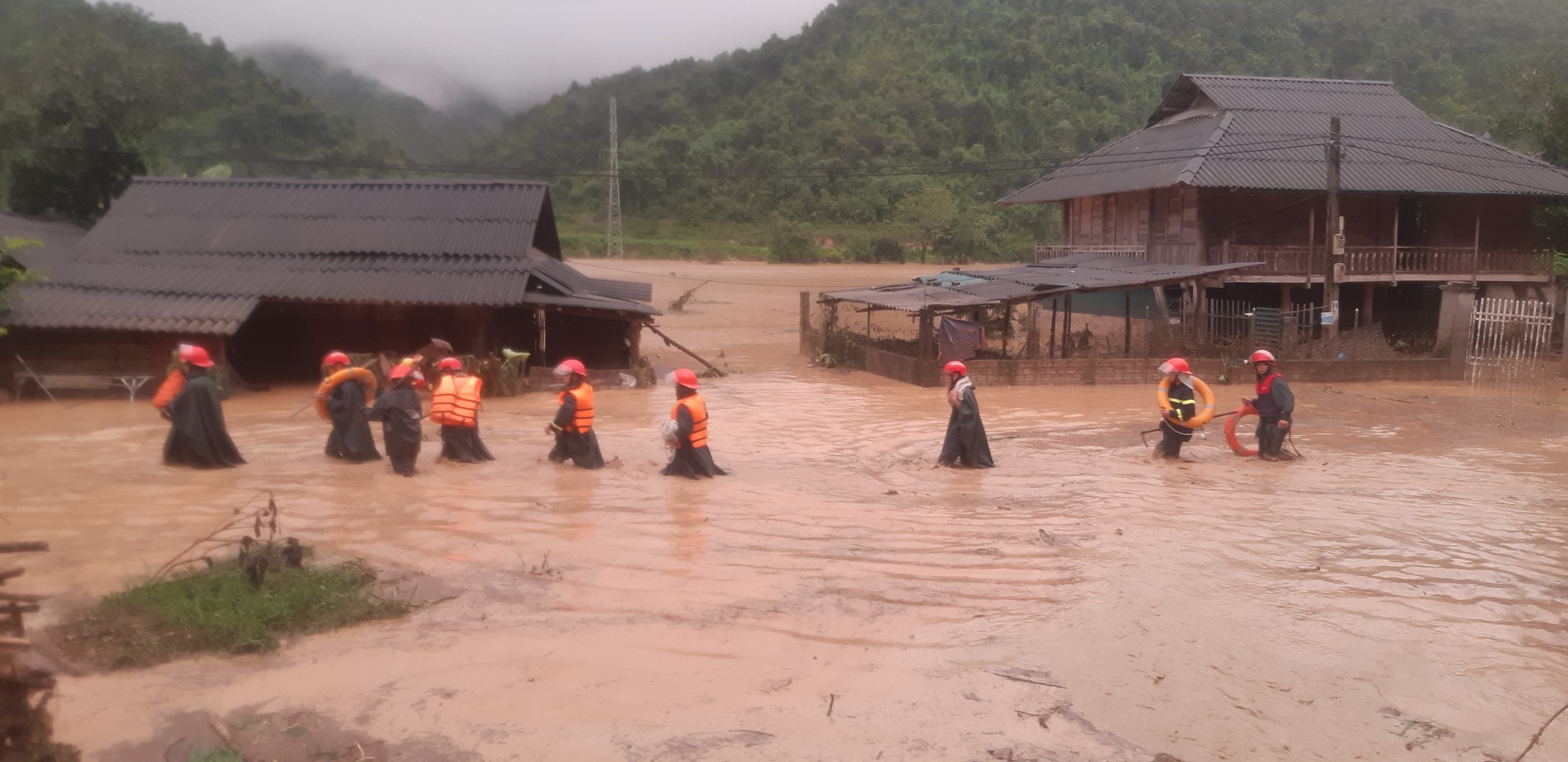 Mường Pồn tan hoang sau lũ quét kinh hoàng- Ảnh 6.