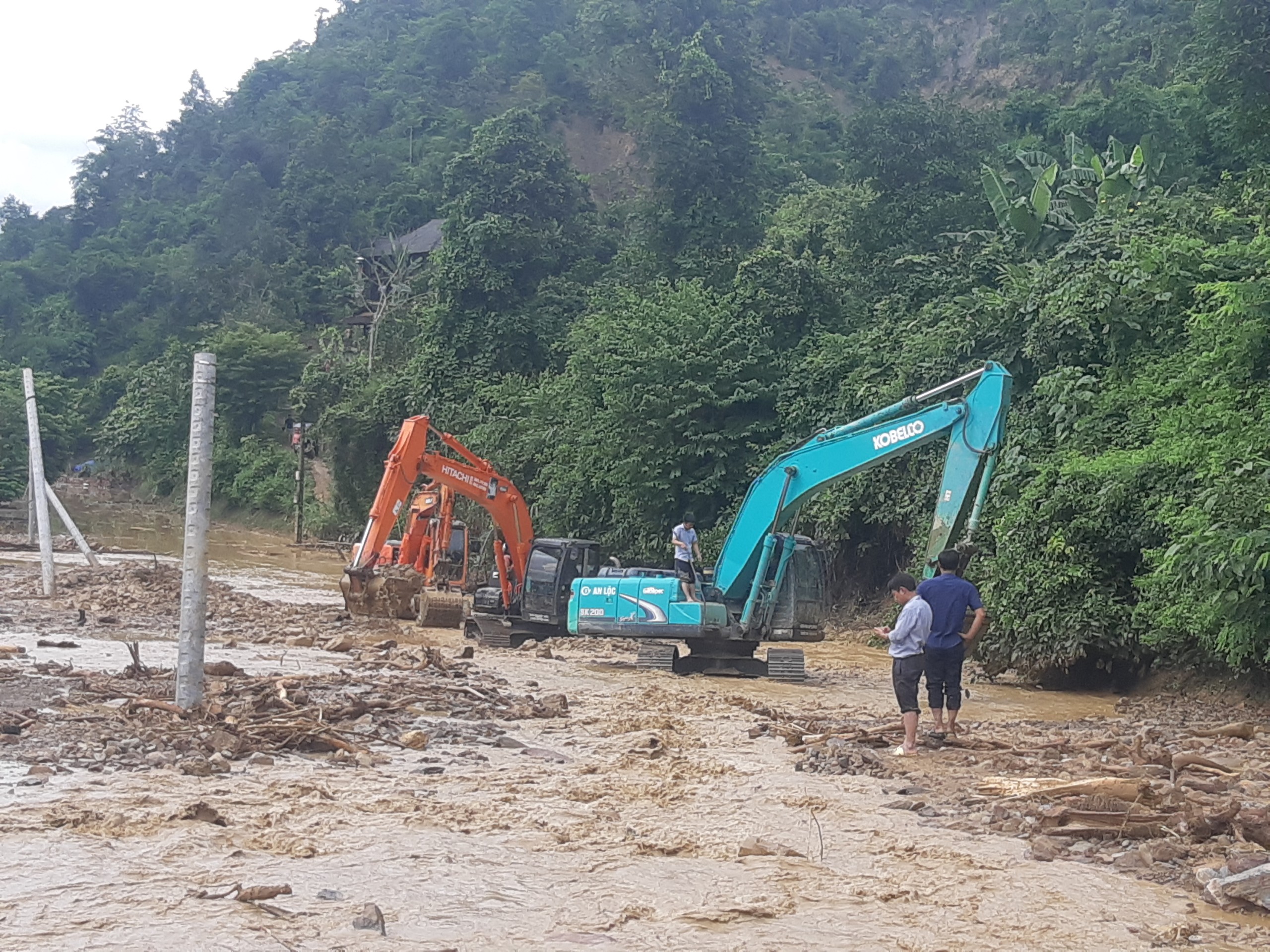 Điện Biên phân luồng giao thông tạm thời trên QL12 sau lũ quét ra sao?- Ảnh 1.