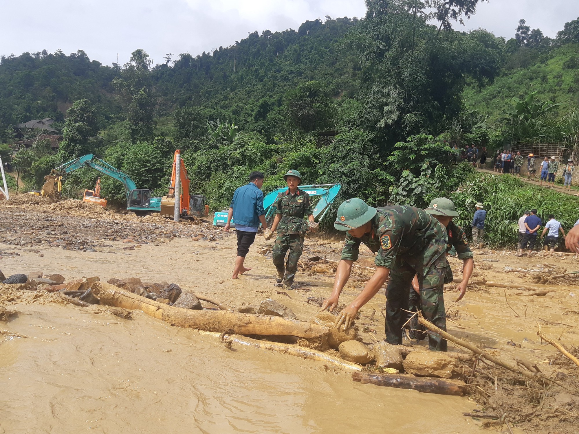 Nạn nhân sống sót sau lũ ở Mường Pồn kể lại giây phút bị nước cuốn- Ảnh 2.