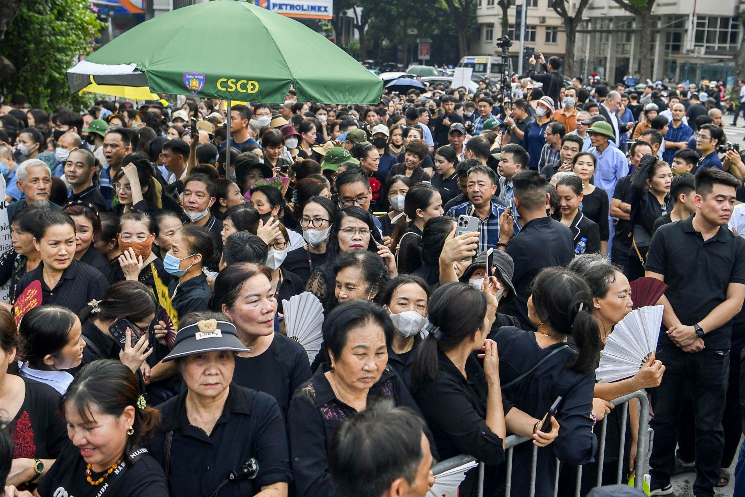 Dù nắng hay mưa, đêm muộn cũng không cản được dòng người tiễn biệt Tổng Bí thư- Ảnh 15.