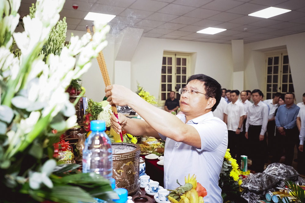 Lãnh đạo Bộ GTVT dâng hương, tri ân các anh hùng liệt sĩ- Ảnh 1.