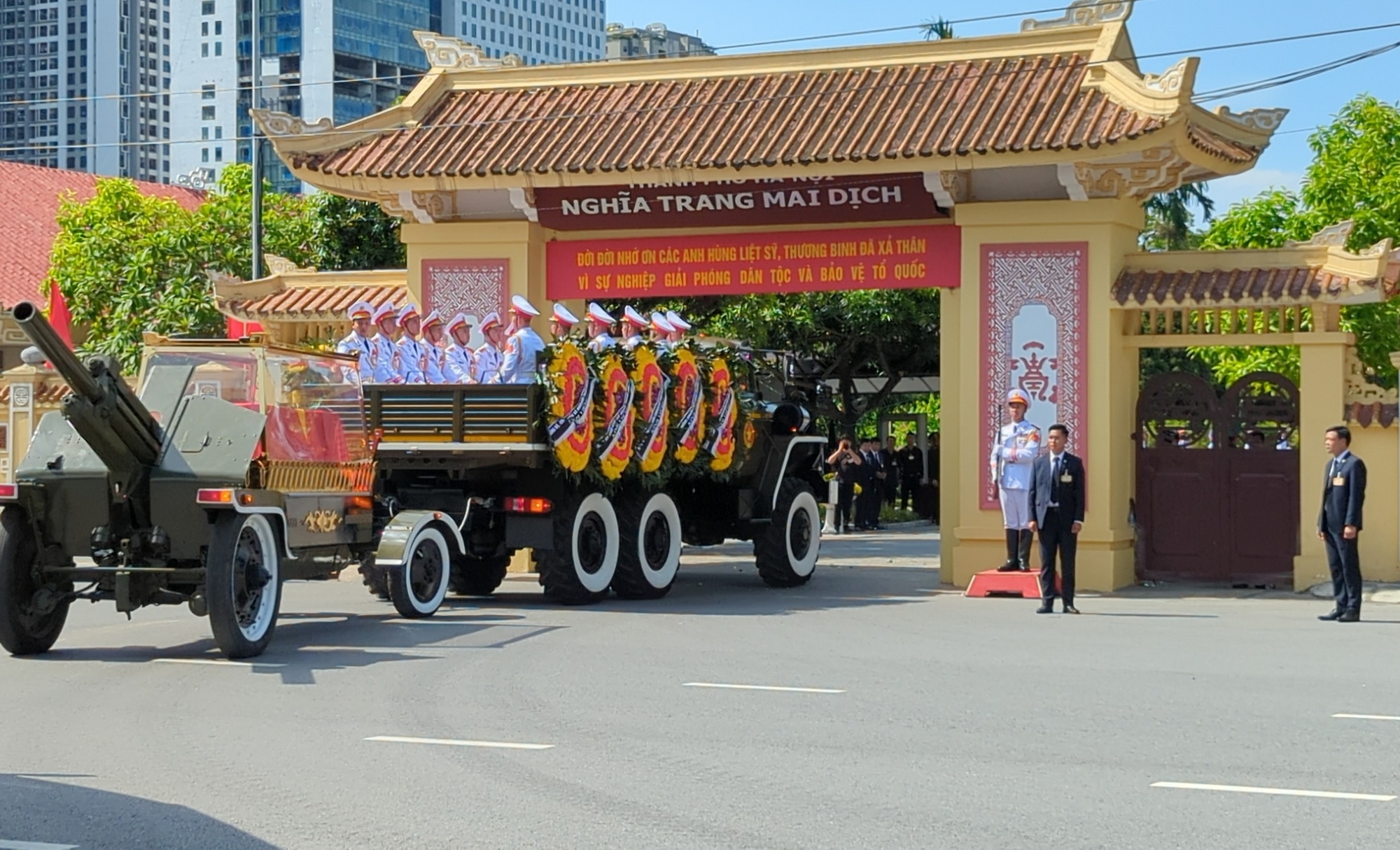 Chùm ảnh: Linh xa chở di hài Tổng Bí thư Nguyễn Phú Trọng trên đường phố Hà Nội- Ảnh 12.