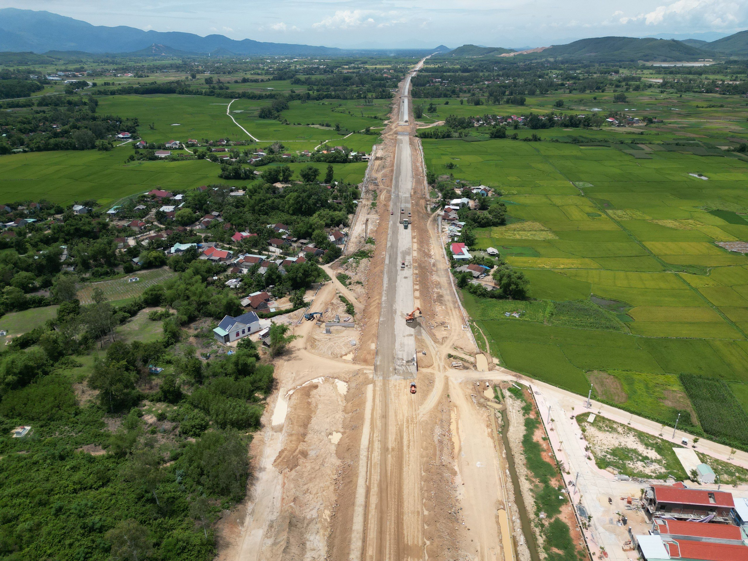 Bàn giao xong mặt bằng tuyến chính cao tốc Bắc - Nam qua Bình Định- Ảnh 1.