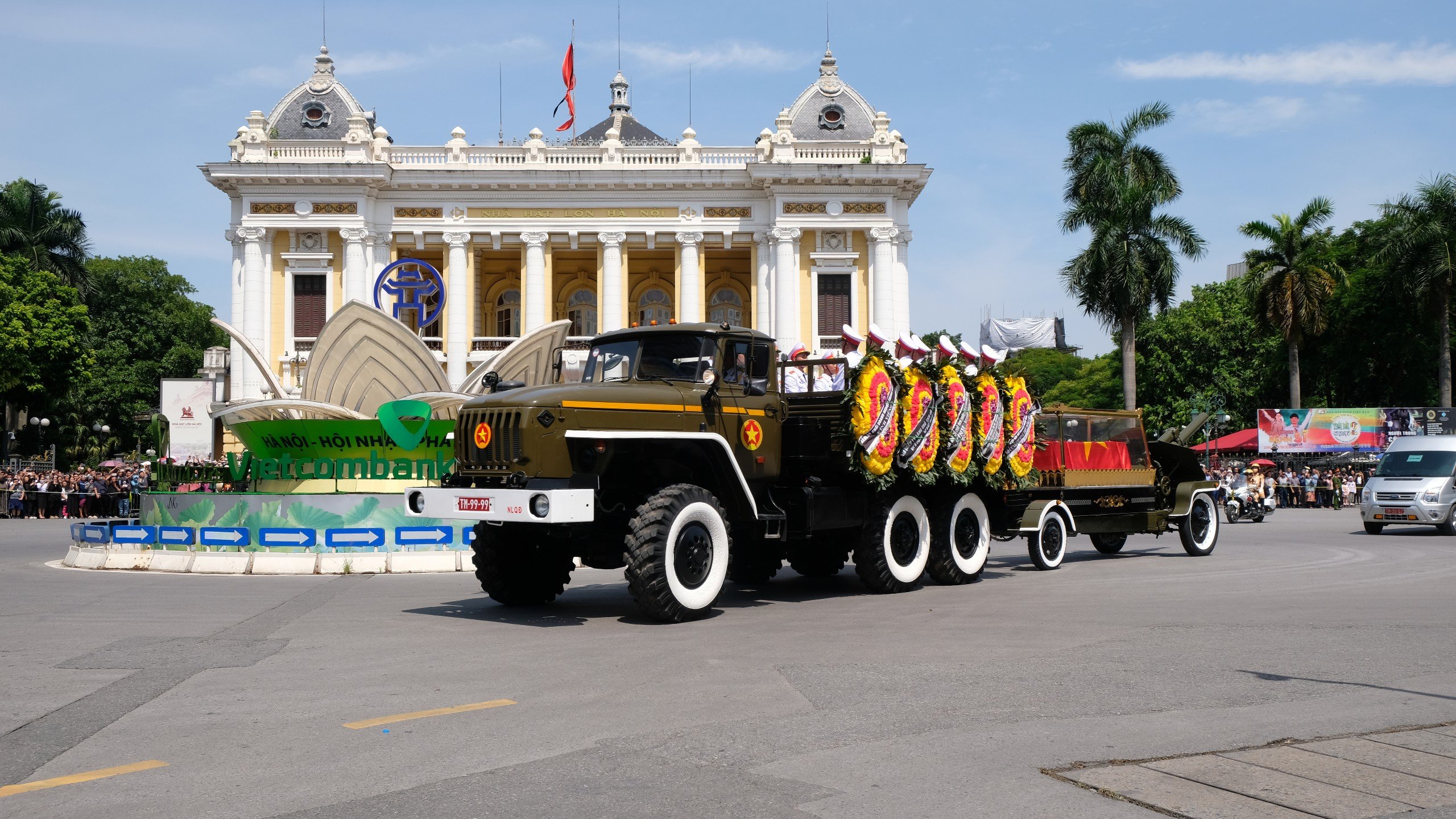 Chùm ảnh: Linh xa chở di hài Tổng Bí thư Nguyễn Phú Trọng trên đường phố Hà Nội- Ảnh 4.