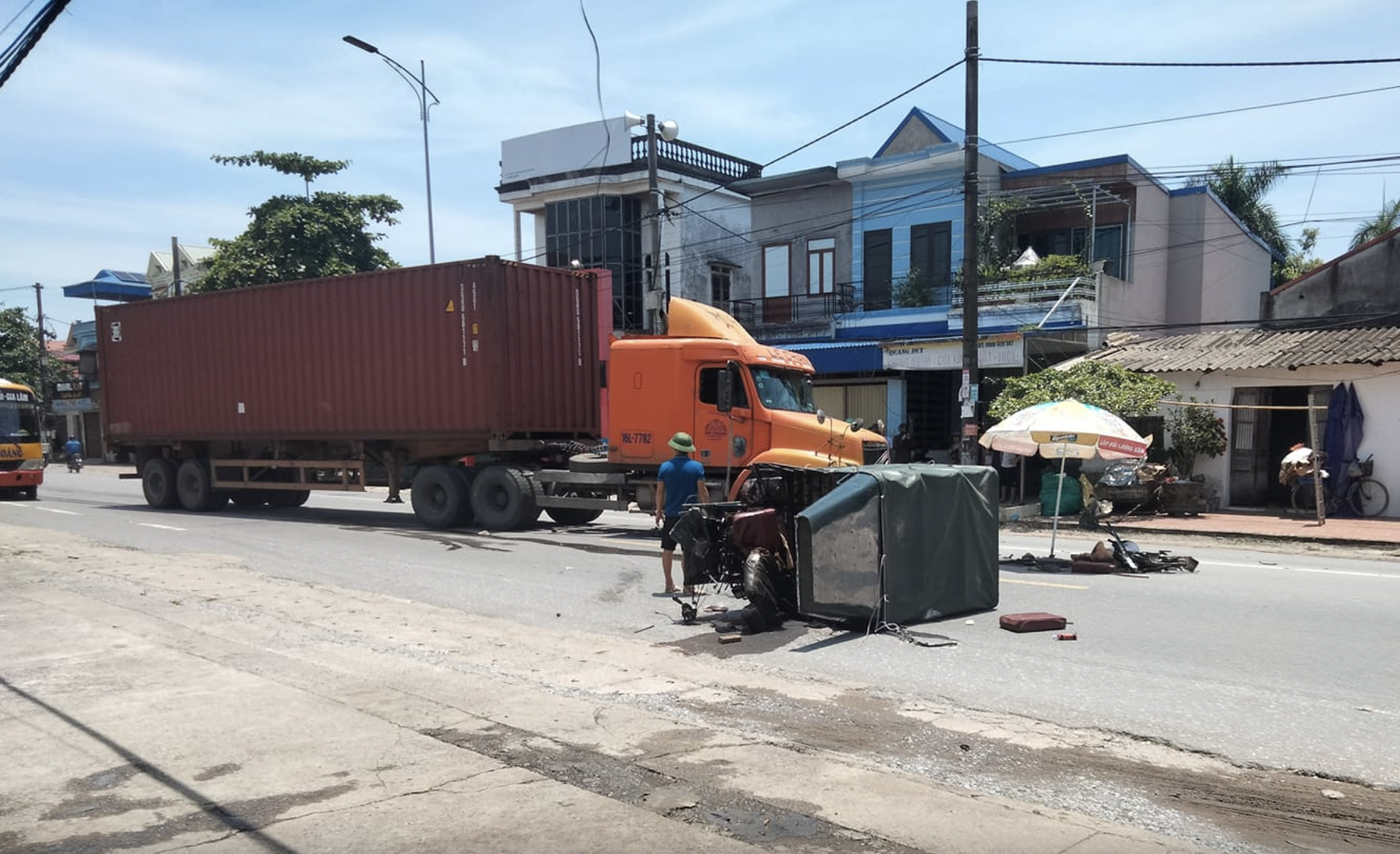 Hiện trường vụ tai nạn khiến người đàn ông điều khiển xe ba gác tử vong tại chỗ.