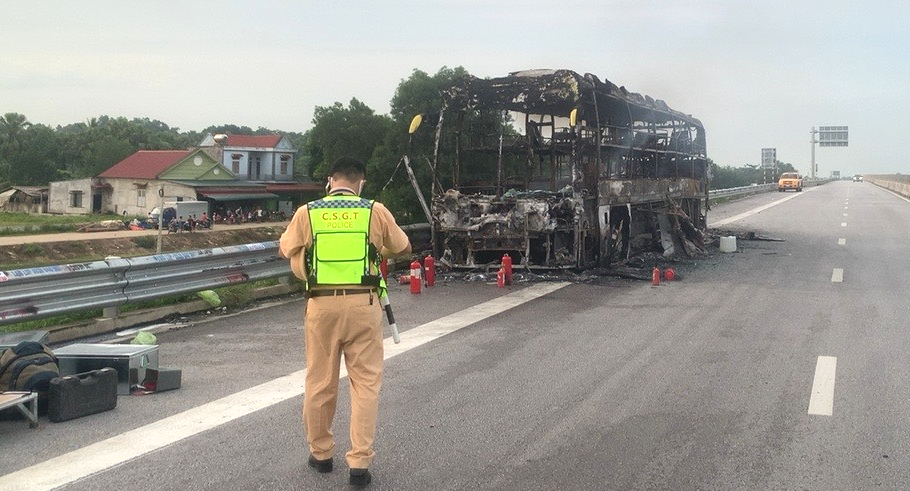 Xe khách cháy ngùn ngụt khi đang lưu thông trên cao tốc QL45 - Nghi Sơn- Ảnh 3.