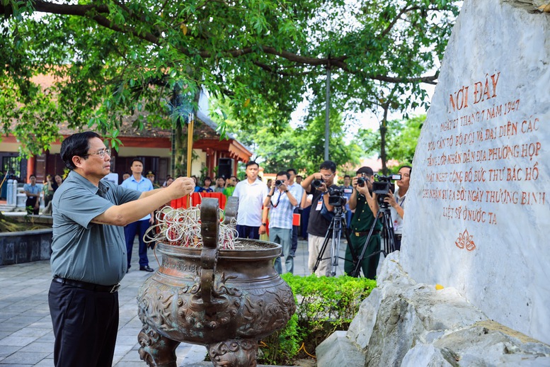 Thủ tướng tưởng niệm các Anh hùng liệt sĩ và tặng quà gia đình chính sách tại Thái Nguyên- Ảnh 1.