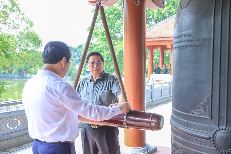 Thủ tướng tưởng niệm các Anh hùng liệt sĩ và tặng quà gia đình chính sách tại Thái Nguyên- Ảnh 2.