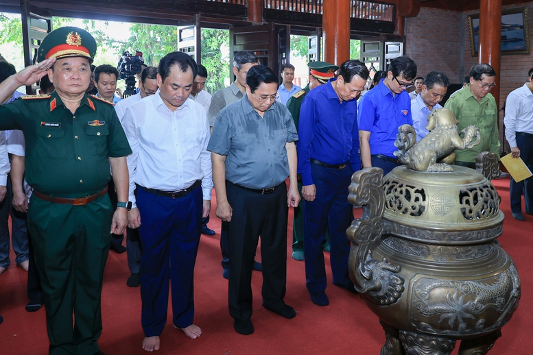 Thủ tướng tưởng niệm các Anh hùng liệt sĩ và tặng quà gia đình chính sách tại Thái Nguyên- Ảnh 3.