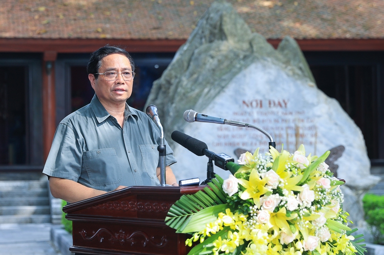 Thủ tướng tưởng niệm các Anh hùng liệt sĩ và tặng quà gia đình chính sách tại Thái Nguyên- Ảnh 4.