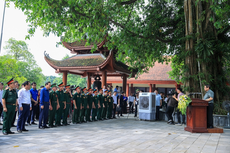 Thủ tướng tưởng niệm các Anh hùng liệt sĩ và tặng quà gia đình chính sách tại Thái Nguyên- Ảnh 5.