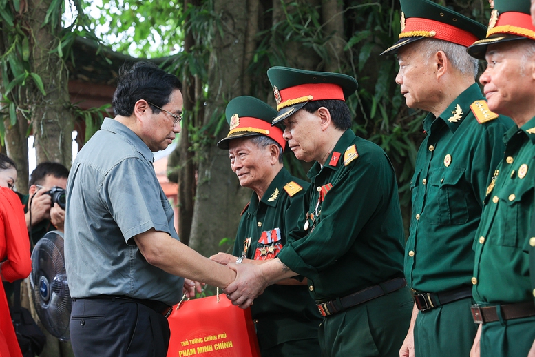 Thủ tướng tưởng niệm các Anh hùng liệt sĩ và tặng quà gia đình chính sách tại Thái Nguyên- Ảnh 6.