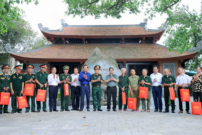 Thủ tướng tưởng niệm các Anh hùng liệt sĩ và tặng quà gia đình chính sách tại Thái Nguyên- Ảnh 8.