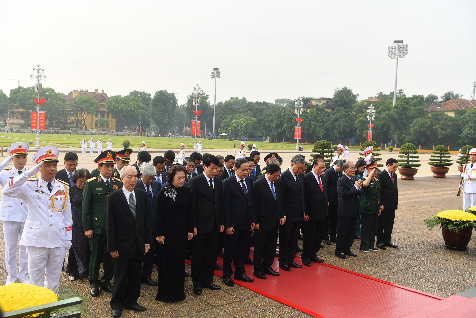 Lãnh đạo Đảng, Nhà nước viếng Chủ tịch Hồ Chí Minh và các Anh hùng liệt sĩ- Ảnh 1.