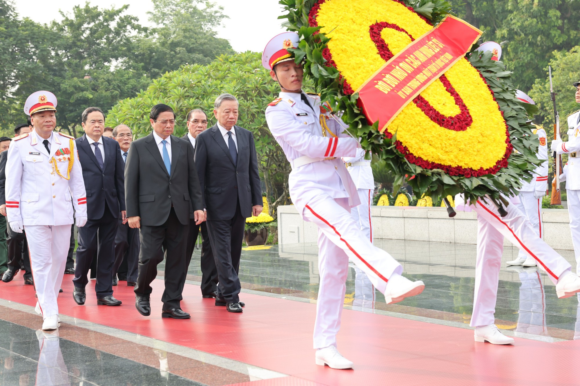 Lãnh đạo Đảng, Nhà nước viếng Chủ tịch Hồ Chí Minh và các Anh hùng liệt sĩ- Ảnh 5.