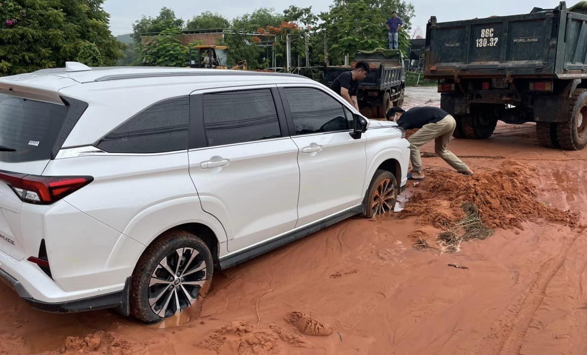 Bùn, cát tràn xuống gây ách tắc giao thông đường ven biển Mũi Né- Ảnh 3.