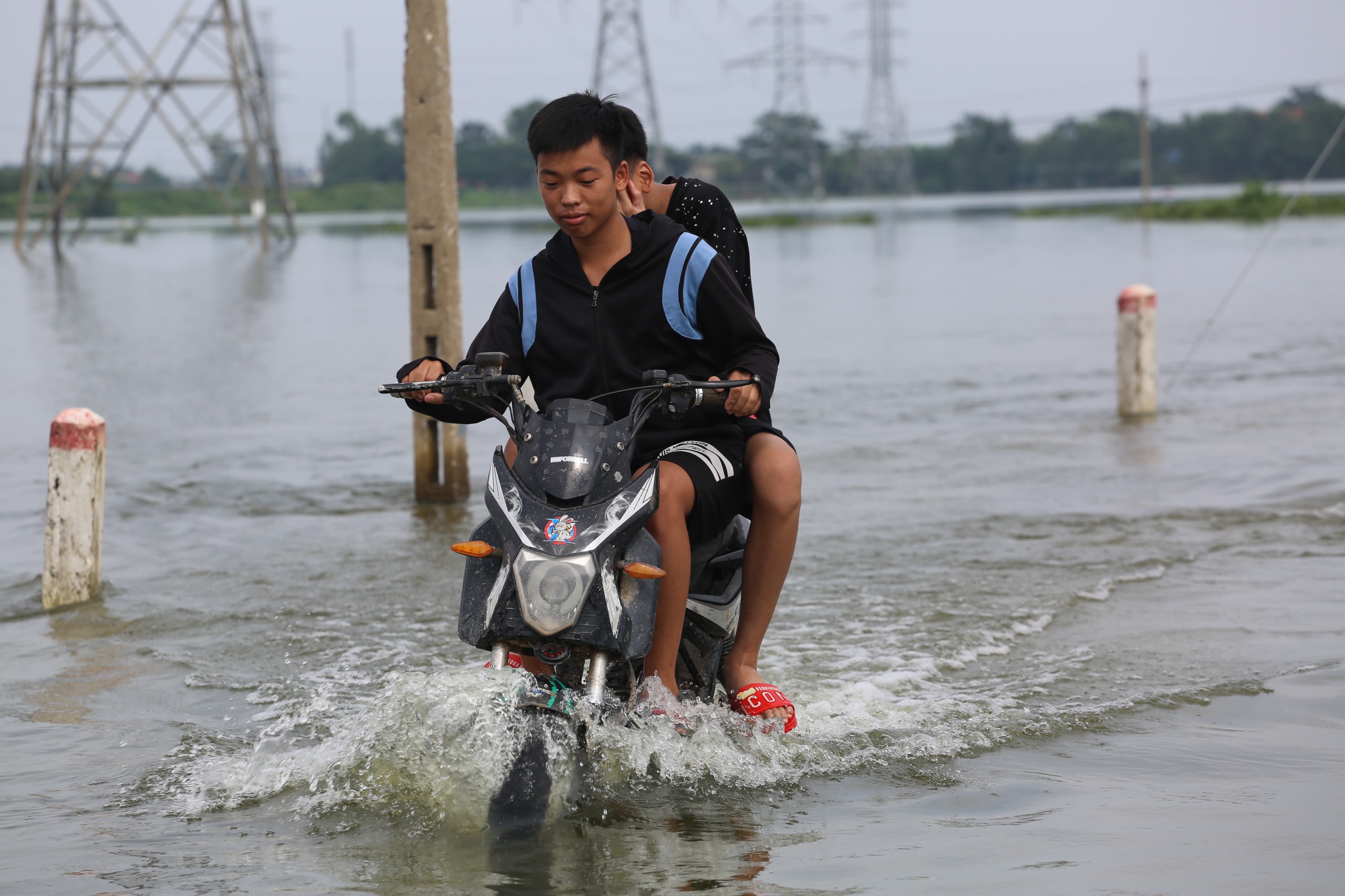 
"Biển nước" bủa vây, dân một xóm ngoại thành Hà Nội phải bơi thuyền vào nhà- Ảnh 10.