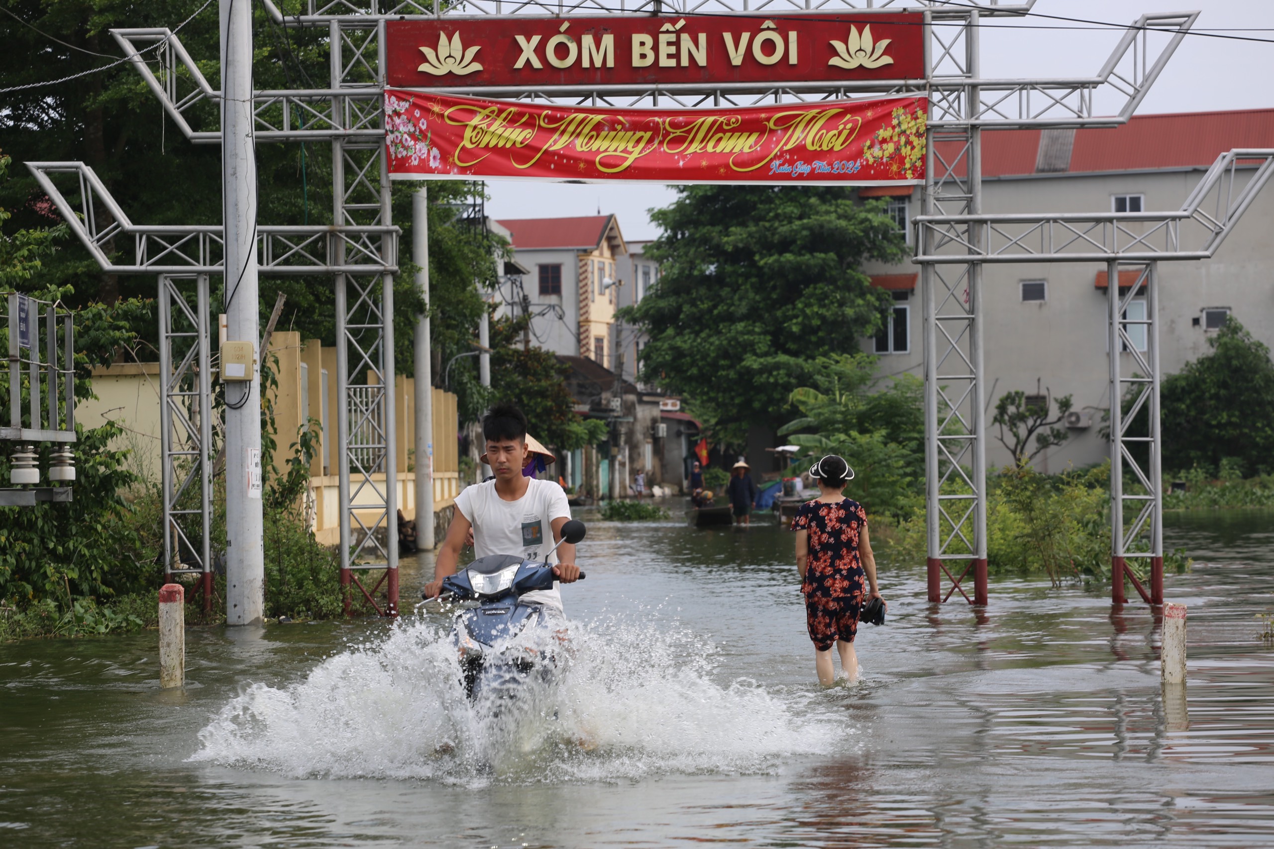 
"Biển nước" bủa vây, dân một xóm ngoại thành Hà Nội phải bơi thuyền vào nhà- Ảnh 2.