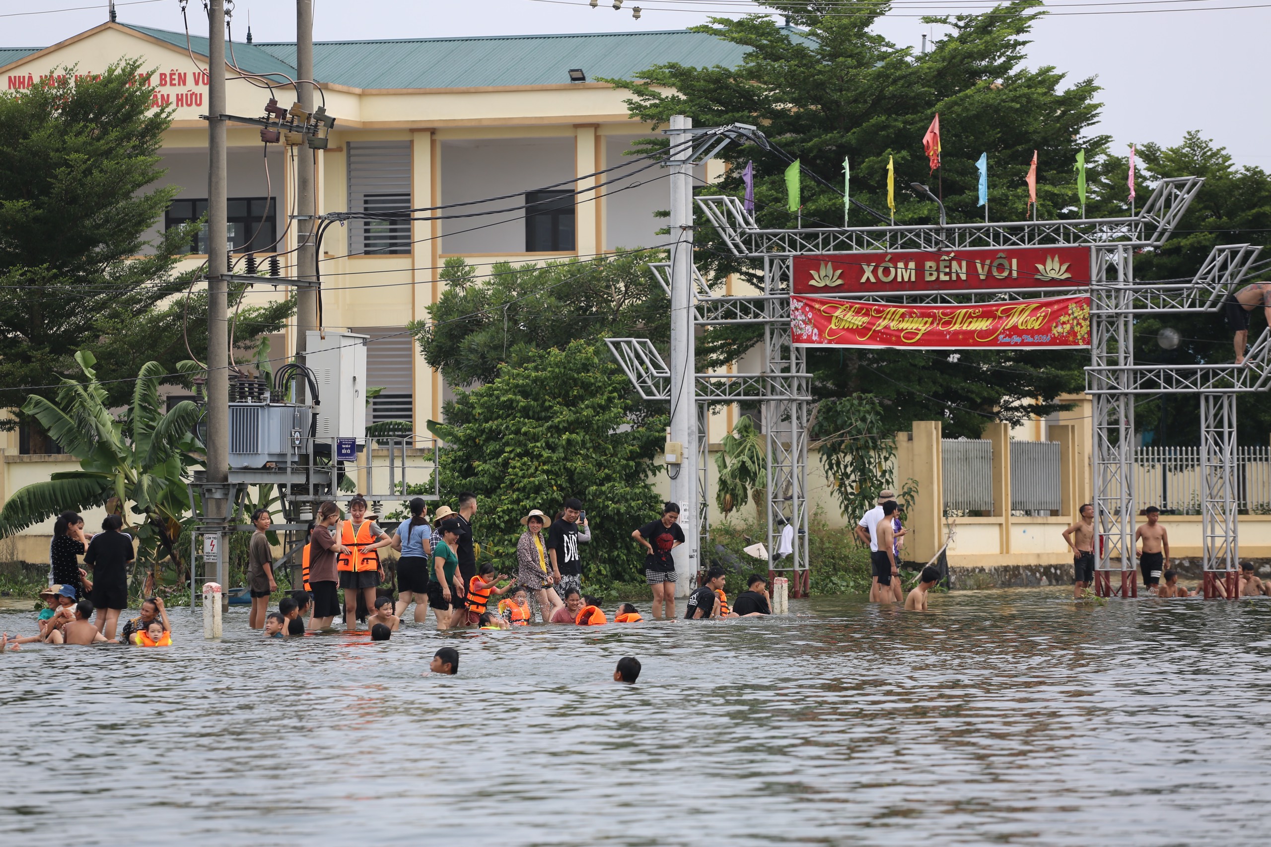 
"Biển nước" bủa vây, dân một xóm ngoại thành Hà Nội phải bơi thuyền vào nhà- Ảnh 5.