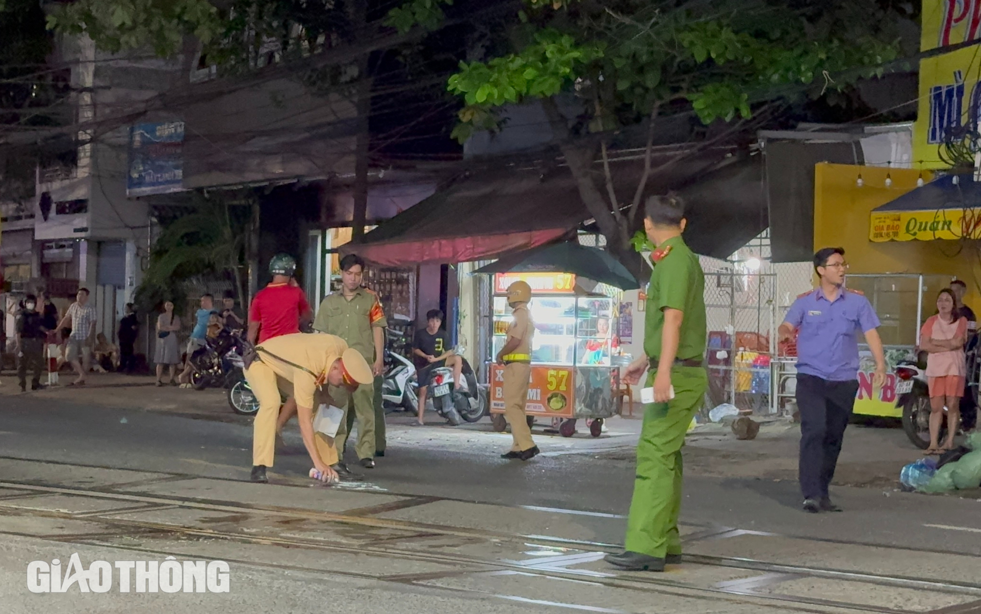 Toàn cảnh vụ tai nạn tàu hỏa và xe bán tải làm 2 người tử vong, 3 người bị thương- Ảnh 1.