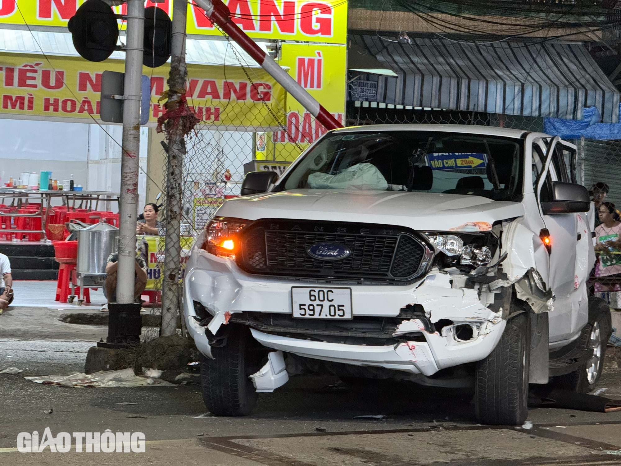 Toàn cảnh vụ tai nạn tàu hỏa và xe bán tải làm 2 người tử vong, 3 người bị thương- Ảnh 2.