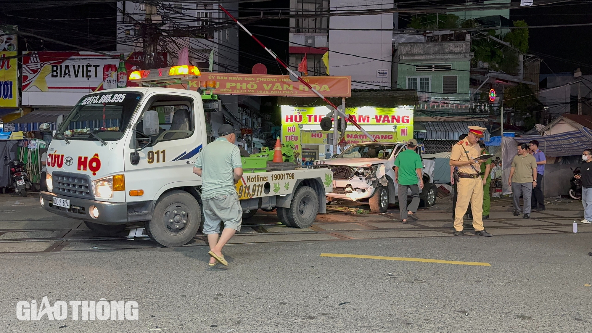 Toàn cảnh vụ tai nạn tàu hỏa và xe bán tải làm 2 người tử vong, 3 người bị thương- Ảnh 6.