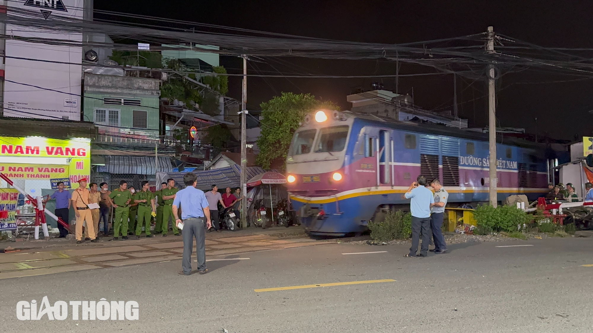 Toàn cảnh vụ tai nạn tàu hỏa và xe bán tải làm 2 người tử vong, 3 người bị thương- Ảnh 10.