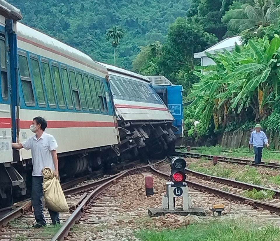 Đã thông tuyến vụ tàu trật bánh 2 toa xe tại Huế- Ảnh 1.