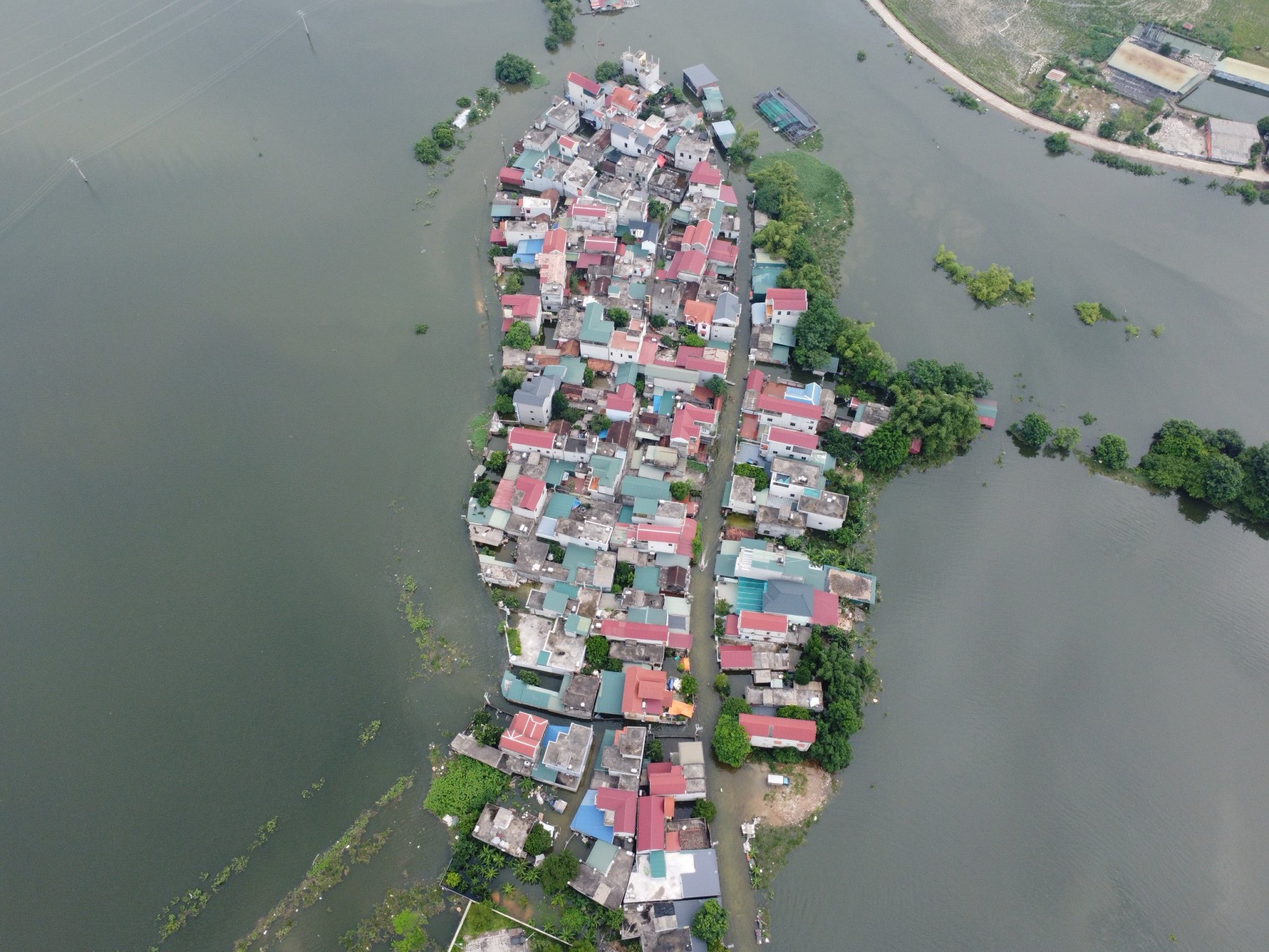 
"Biển nước" bủa vây, dân một xóm ngoại thành Hà Nội phải bơi thuyền vào nhà- Ảnh 1.