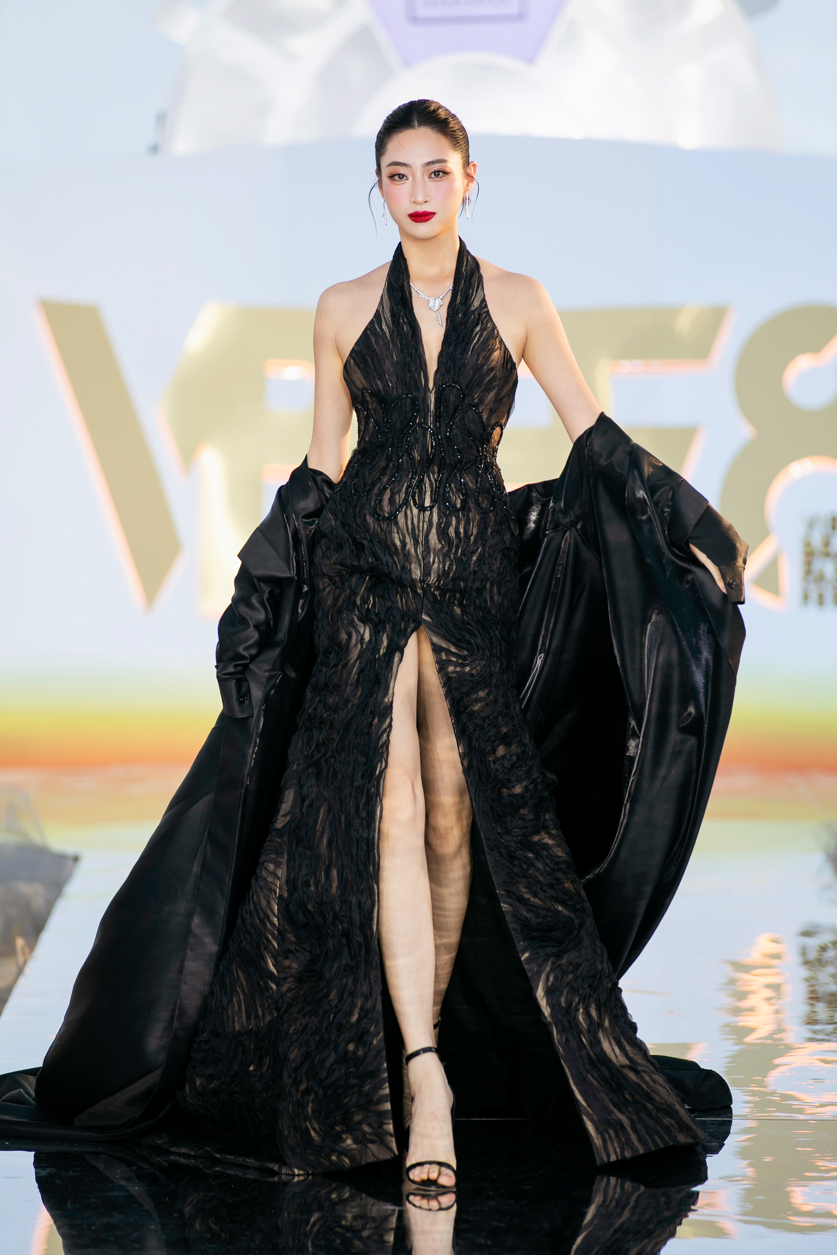 Siêu mẫu Võ Hoàng Yến về nước, vác bụng bầu lên sàn runway Vietnam Beauty Fashion Fest 8- Ảnh 6.