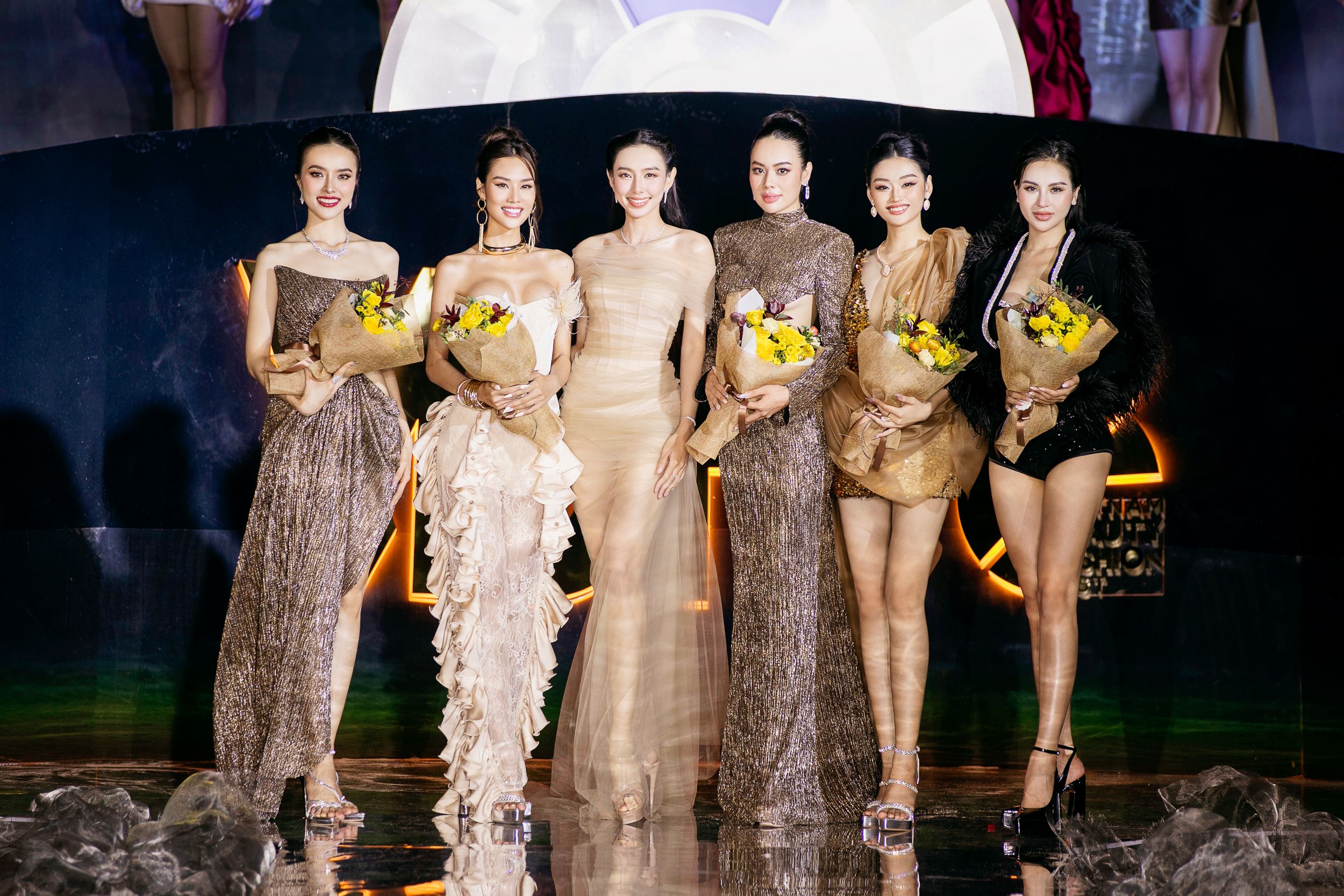 Siêu mẫu Võ Hoàng Yến về nước, vác bụng bầu lên sàn runway Vietnam Beauty Fashion Fest 8- Ảnh 13.