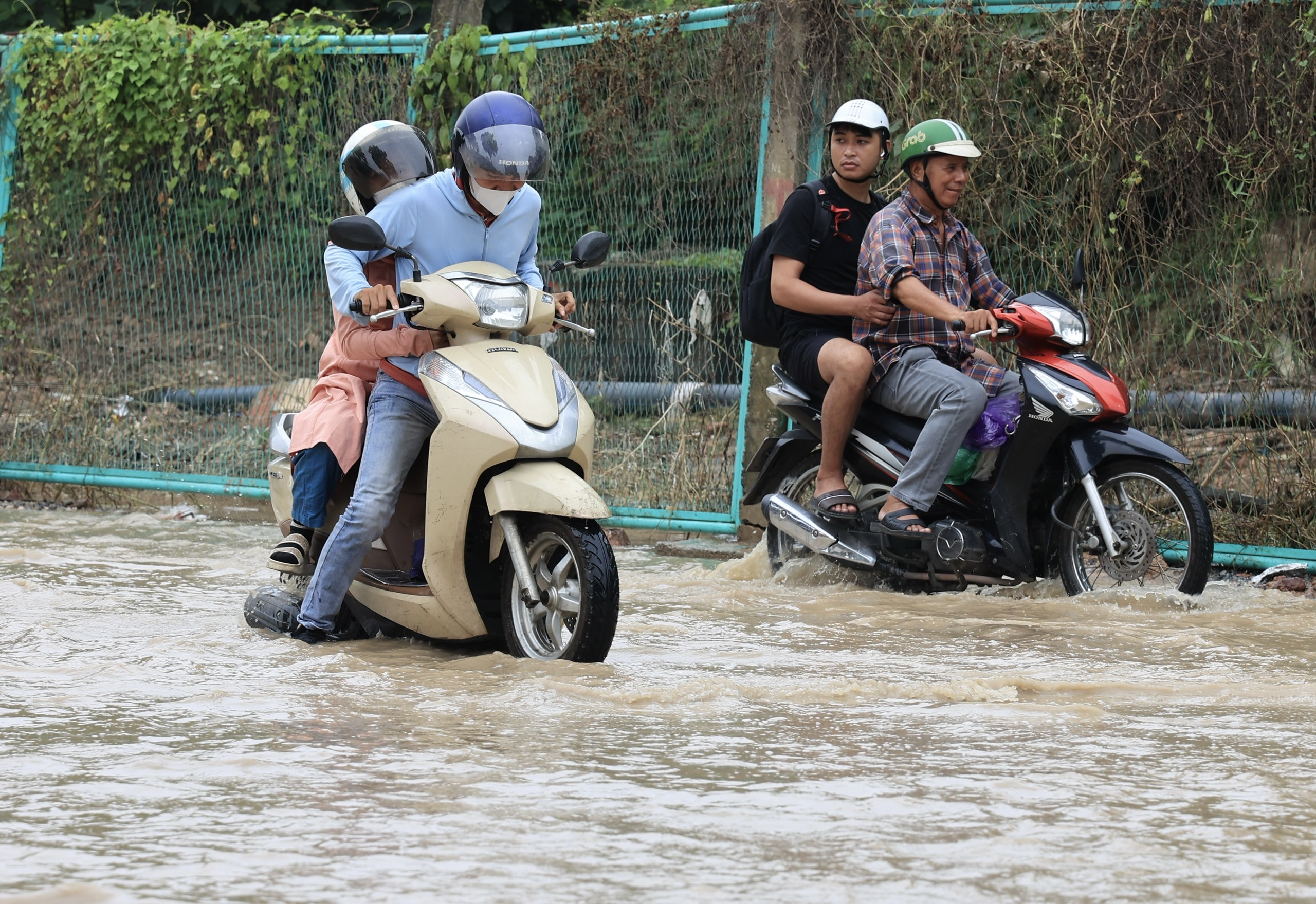 Đại lộ Thăng Long vẫn ngập sâu, người dân "bì bõm" đi làm- Ảnh 6.