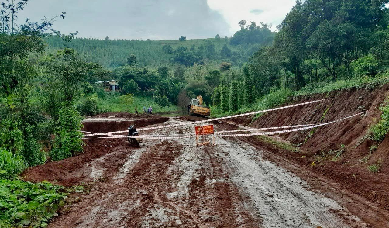 Đắk Nông: Rào chắn 2 tuyến đường liên xã bị sạt lở, sụt lún do mưa kéo dài- Ảnh 1.