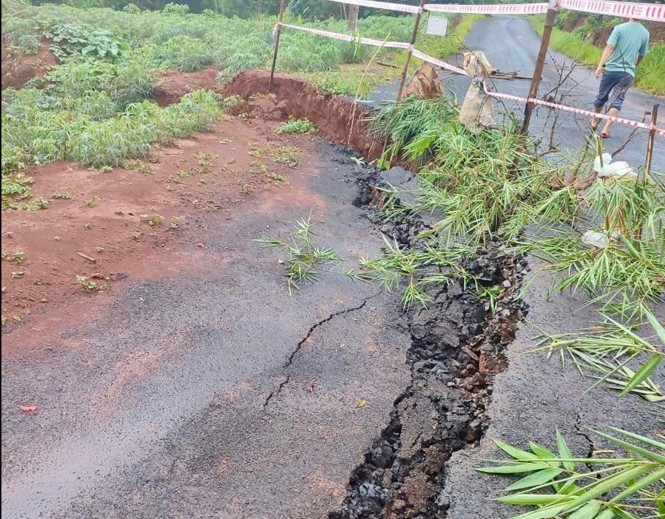 Đắk Nông: Rào chắn 2 tuyến đường liên xã bị sạt lở, sụt lún do mưa kéo dài- Ảnh 2.