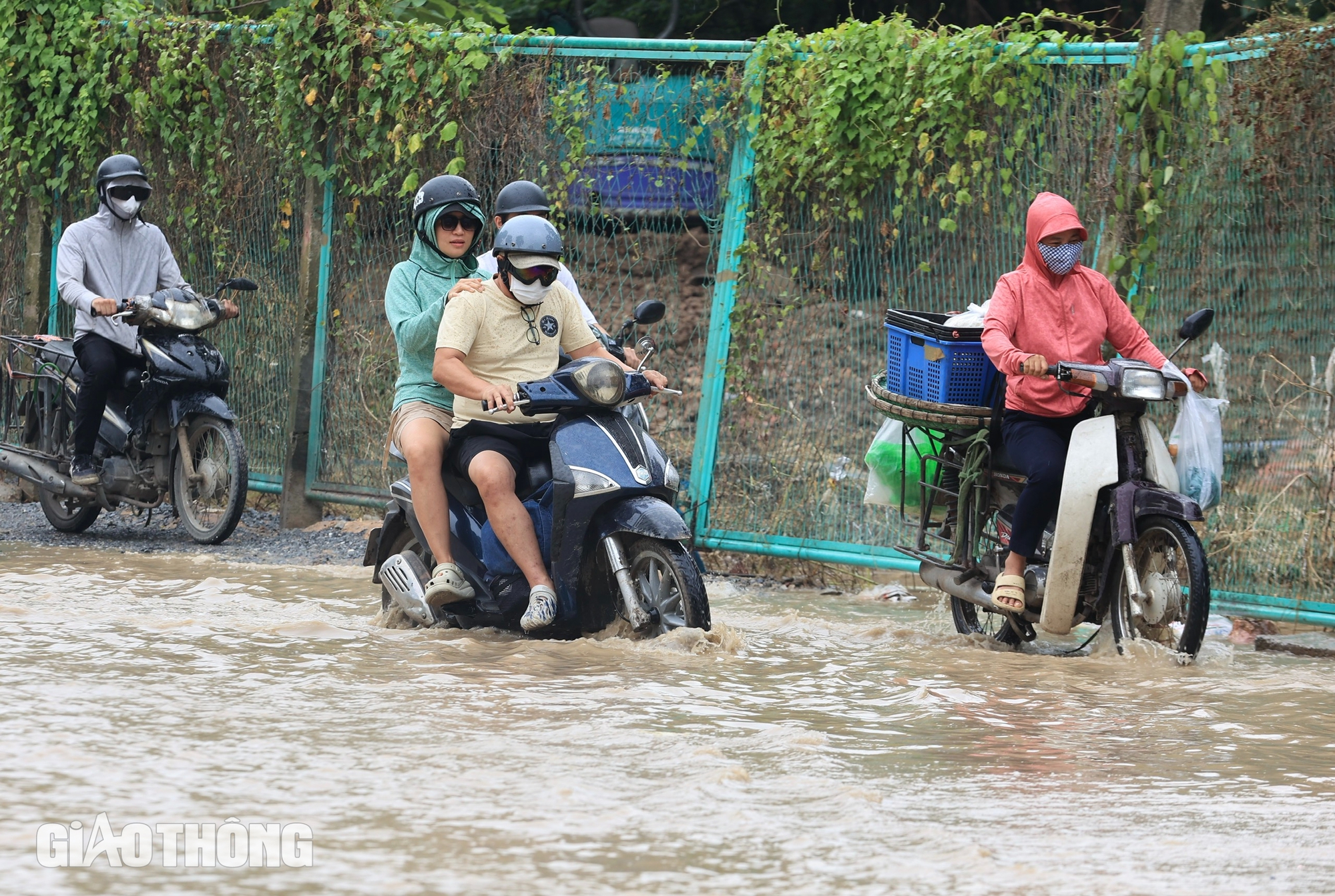 Đại lộ Thăng Long vẫn ngập sâu, người dân "bì bõm" đi làm- Ảnh 4.