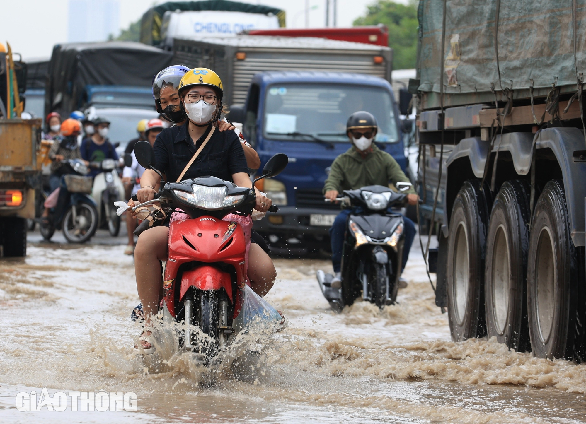 Đại lộ Thăng Long vẫn ngập sâu, người dân "bì bõm" đi làm- Ảnh 9.