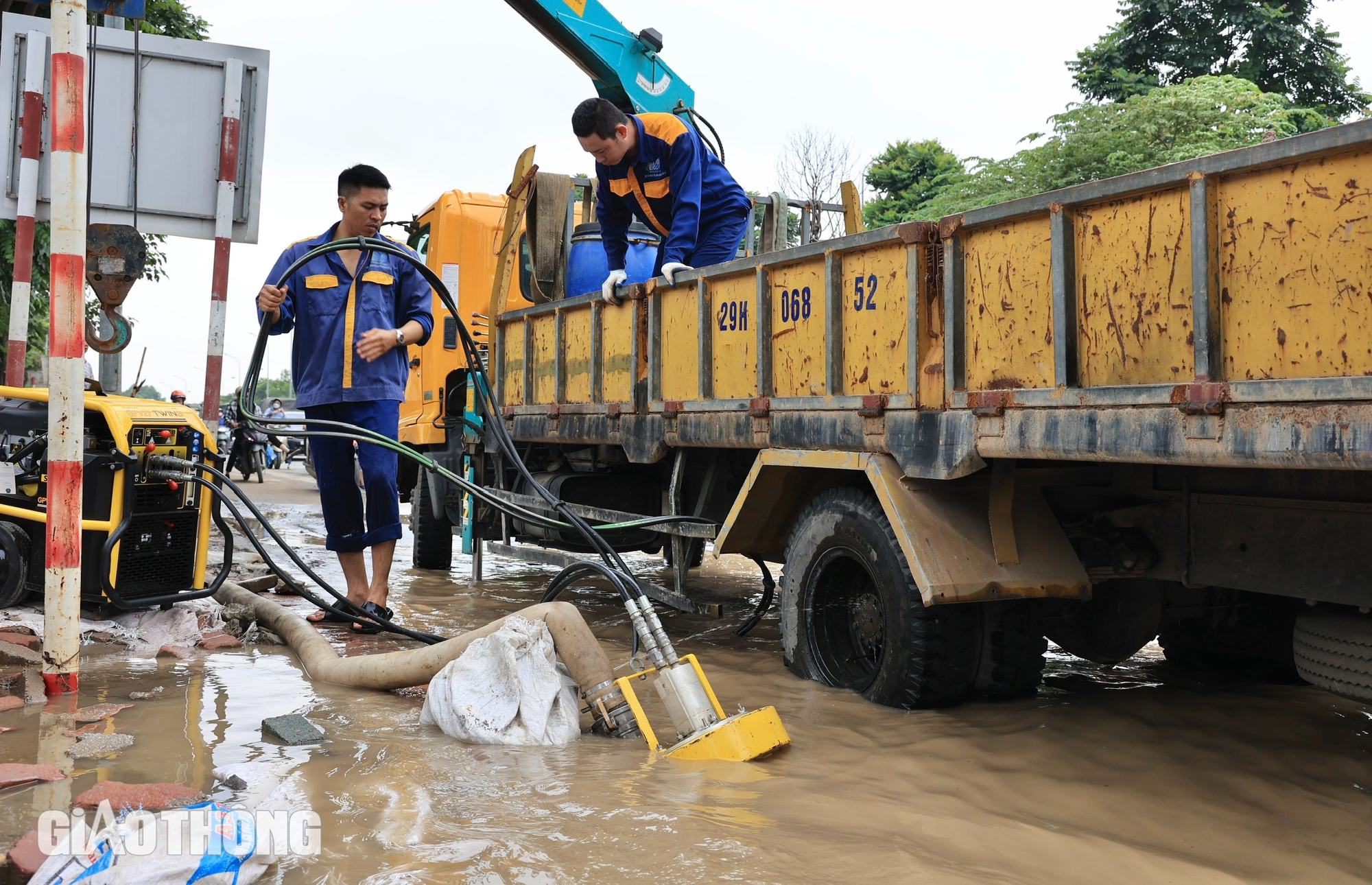 Đại lộ Thăng Long vẫn ngập sâu, người dân "bì bõm" đi làm- Ảnh 12.