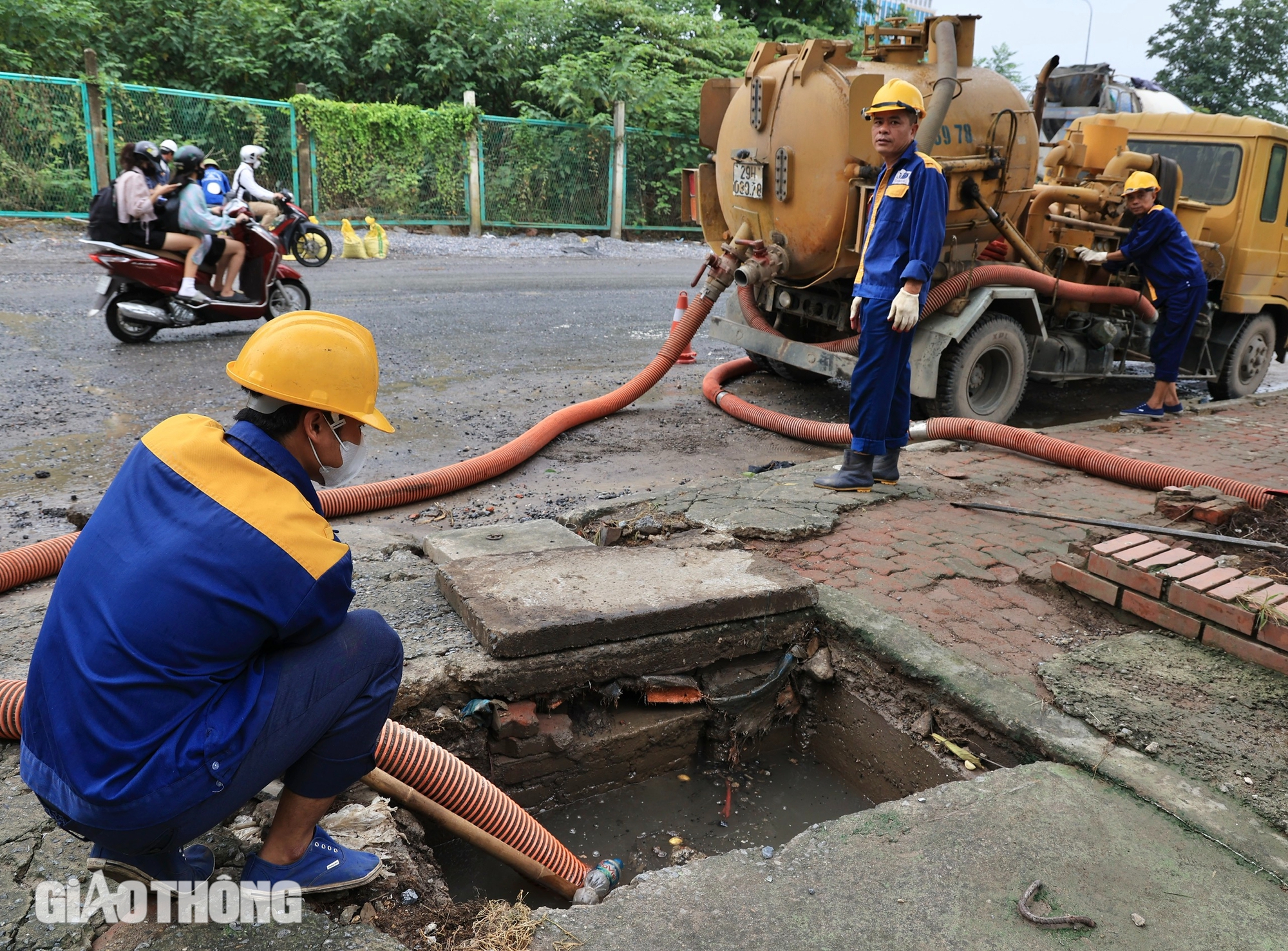 Đại lộ Thăng Long vẫn ngập sâu, người dân "bì bõm" đi làm- Ảnh 13.