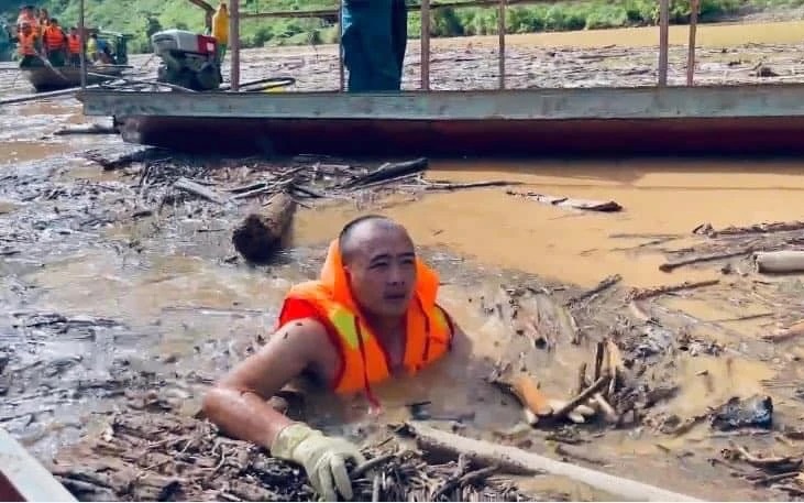 Công an Điện Biên bơi giữa dòng củi, rác tìm người mất tích do lũ quét