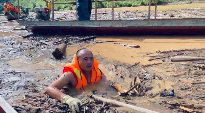 Công an Điện Biên bơi giữa dòng củi, rác tìm người mất tích do lũ quét- Ảnh 1.