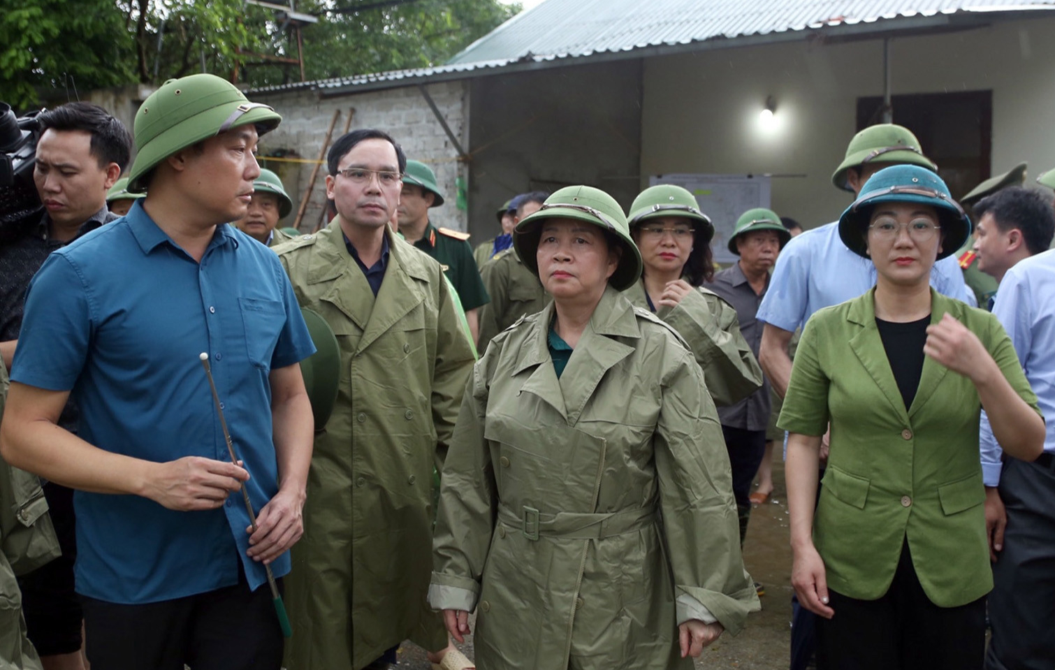 Bí thư Hà Nội Bùi Thị Minh Hoài thị sát nơi hàng nghìn hộ dân bị ngập trong "biển nước"- Ảnh 1.