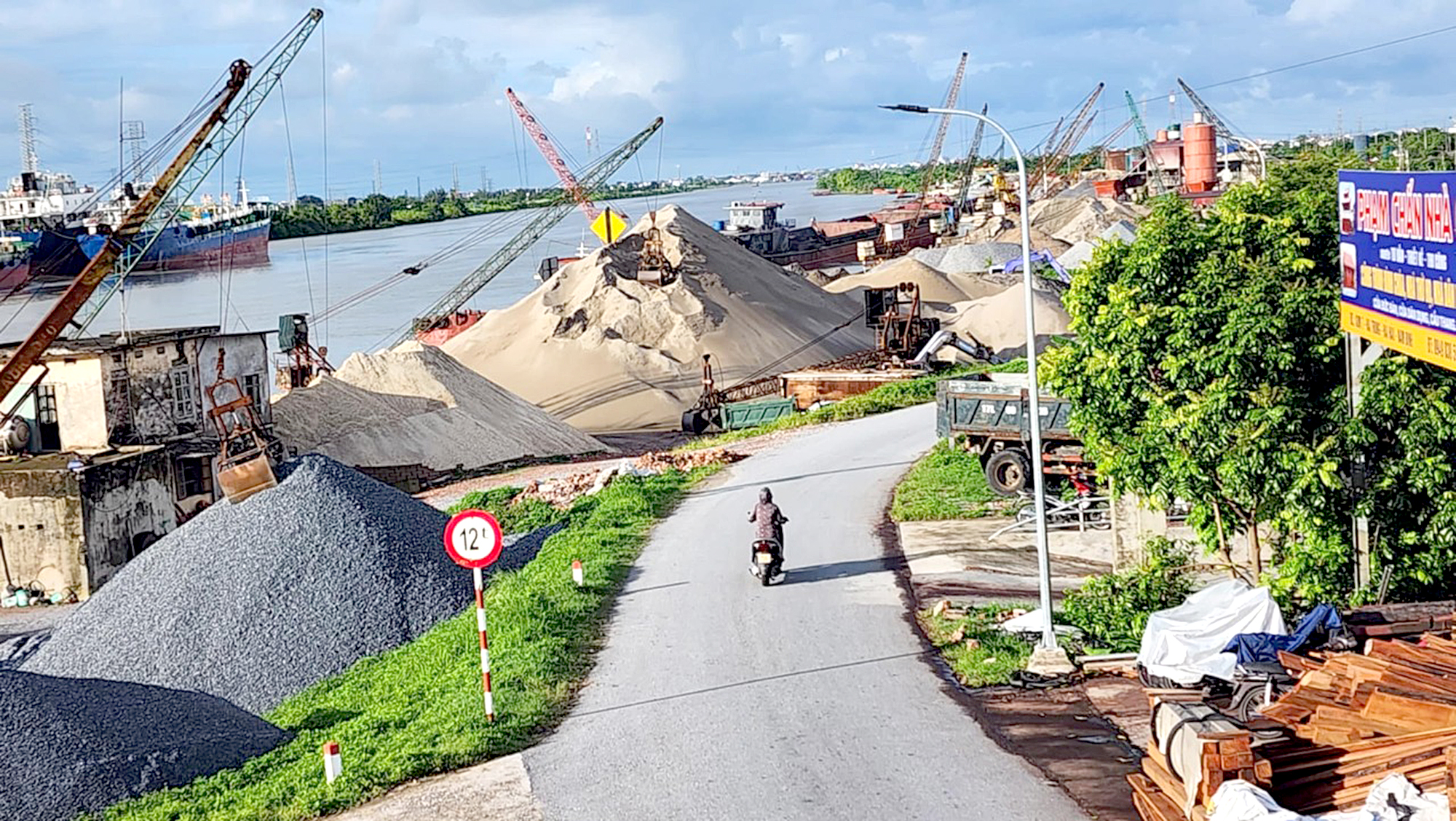 Nam Định: Trạm trộn, bến bãi không phép bủa vây sông Ninh Cơ- Ảnh 1.