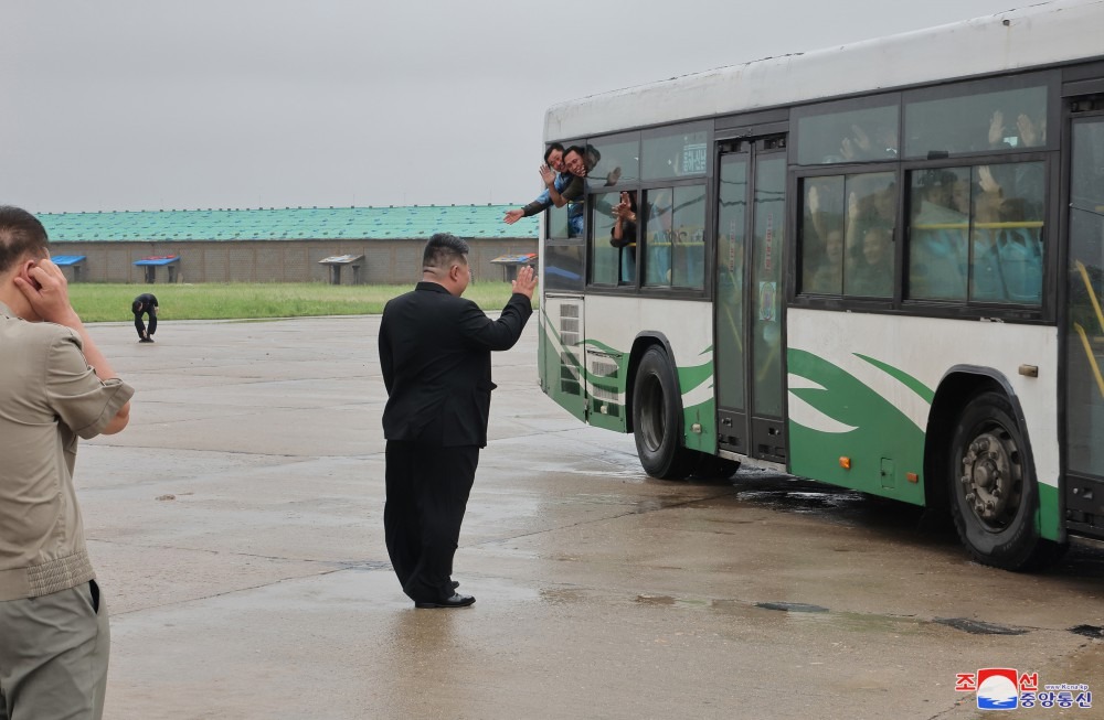 Ông Kim Jong Un đi xe qua vùng lũ, thị sát và chỉ đạo cứu hộ- Ảnh 6.