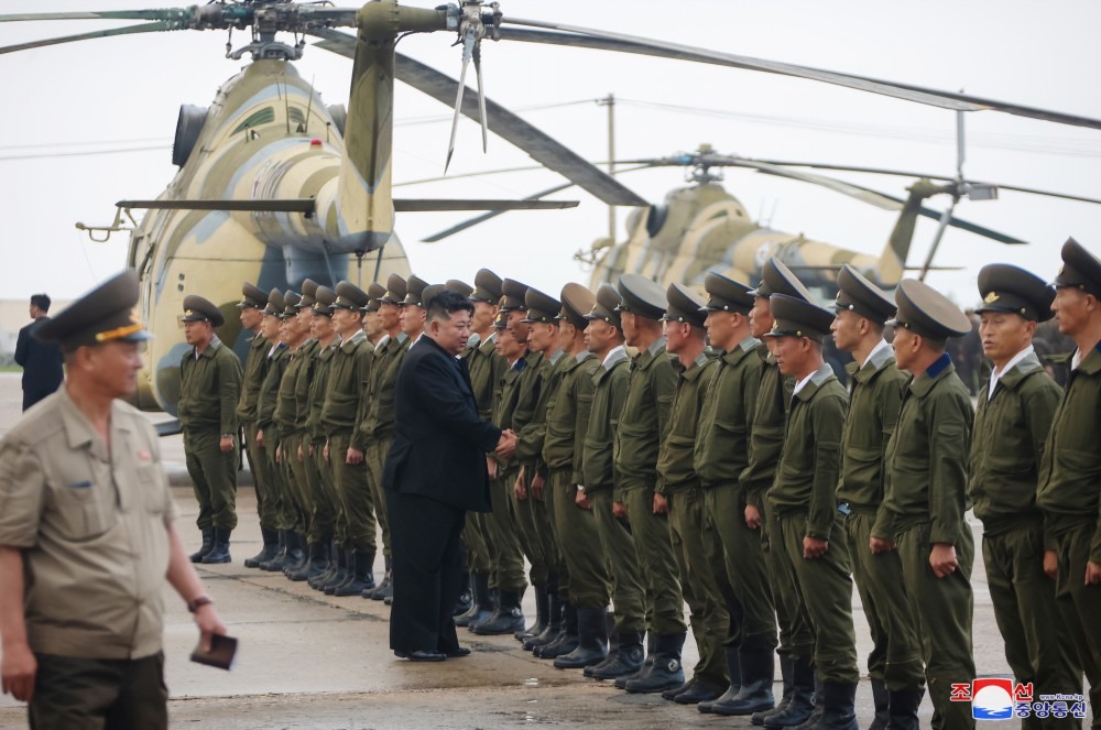 Ông Kim Jong Un đi xe qua vùng lũ, thị sát và chỉ đạo cứu hộ- Ảnh 9.