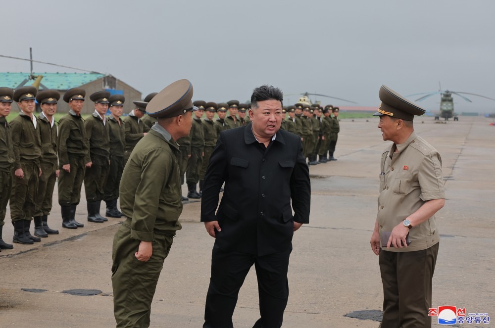 Ông Kim Jong Un đi xe qua vùng lũ, thị sát và chỉ đạo cứu hộ- Ảnh 10.