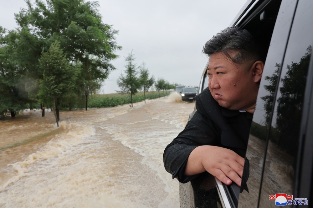 Ông Kim Jong Un đi xe qua vùng lũ, thị sát và chỉ đạo cứu hộ- Ảnh 4.