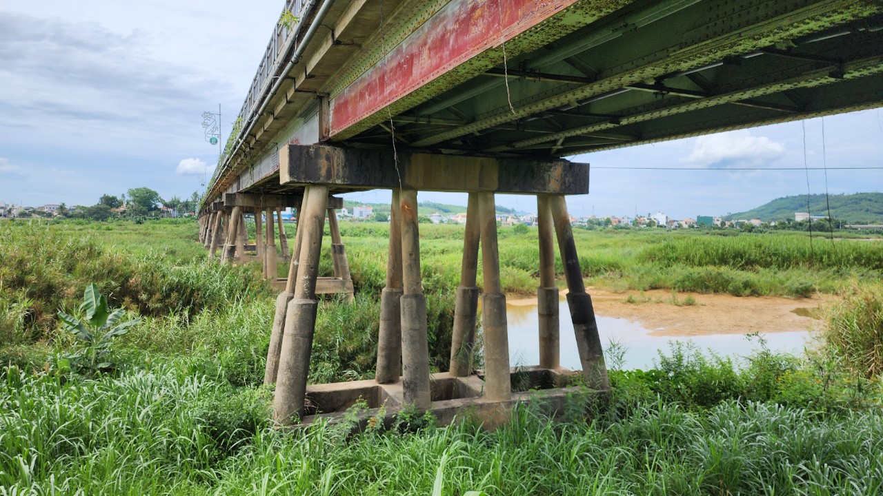 Dãy trụ cầu huyết mạch dài hơn 600m trơ sắt, nguy cơ đổ sập- Ảnh 6.