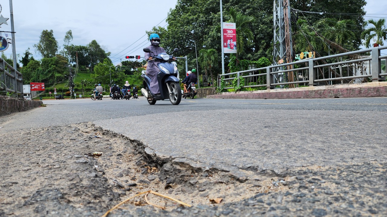 Dãy trụ cầu huyết mạch dài hơn 600m trơ sắt, nguy cơ đổ sập- Ảnh 8.